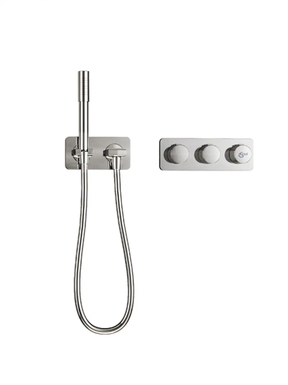 Wandmontierte Dusche von Ideal Standard mit verchromtem Handbrause-Set und Steuerungselementen für Wasserdurchfluss und Temperatur auf einer rechteckigen Plattenoberfläche.
